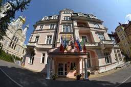 Fassade des Hotels Eliška bei Sonnenuntergang